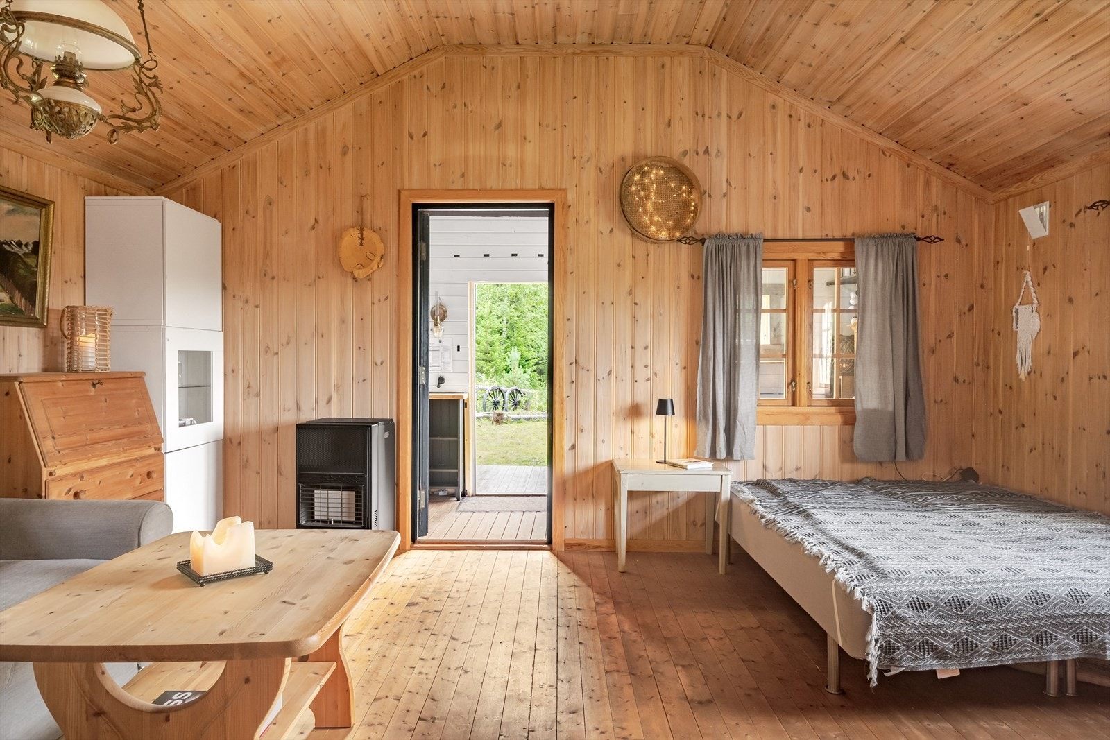 Rommet er i dag innredet med både sofagruppe og dobbeltseng. Galleribilde