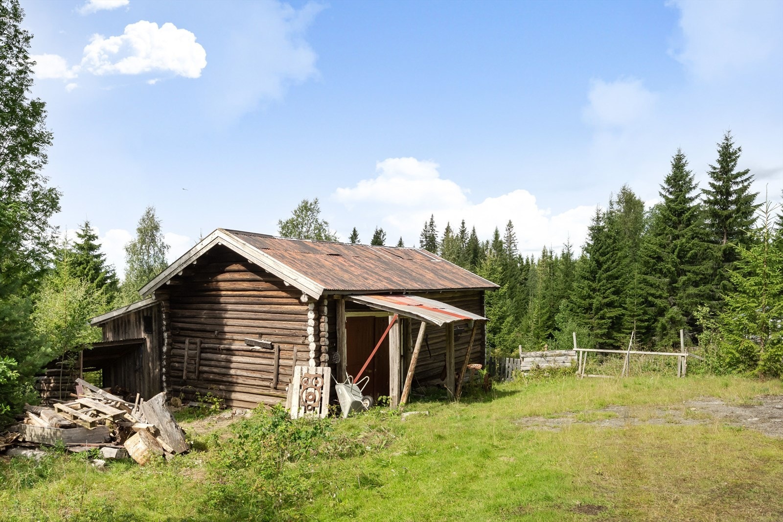 Låve på 59m² med 3 lagerrom. Gammel låve, generelt med preg etter aldersforvitring og manglende vedlikehold. Galleribilde