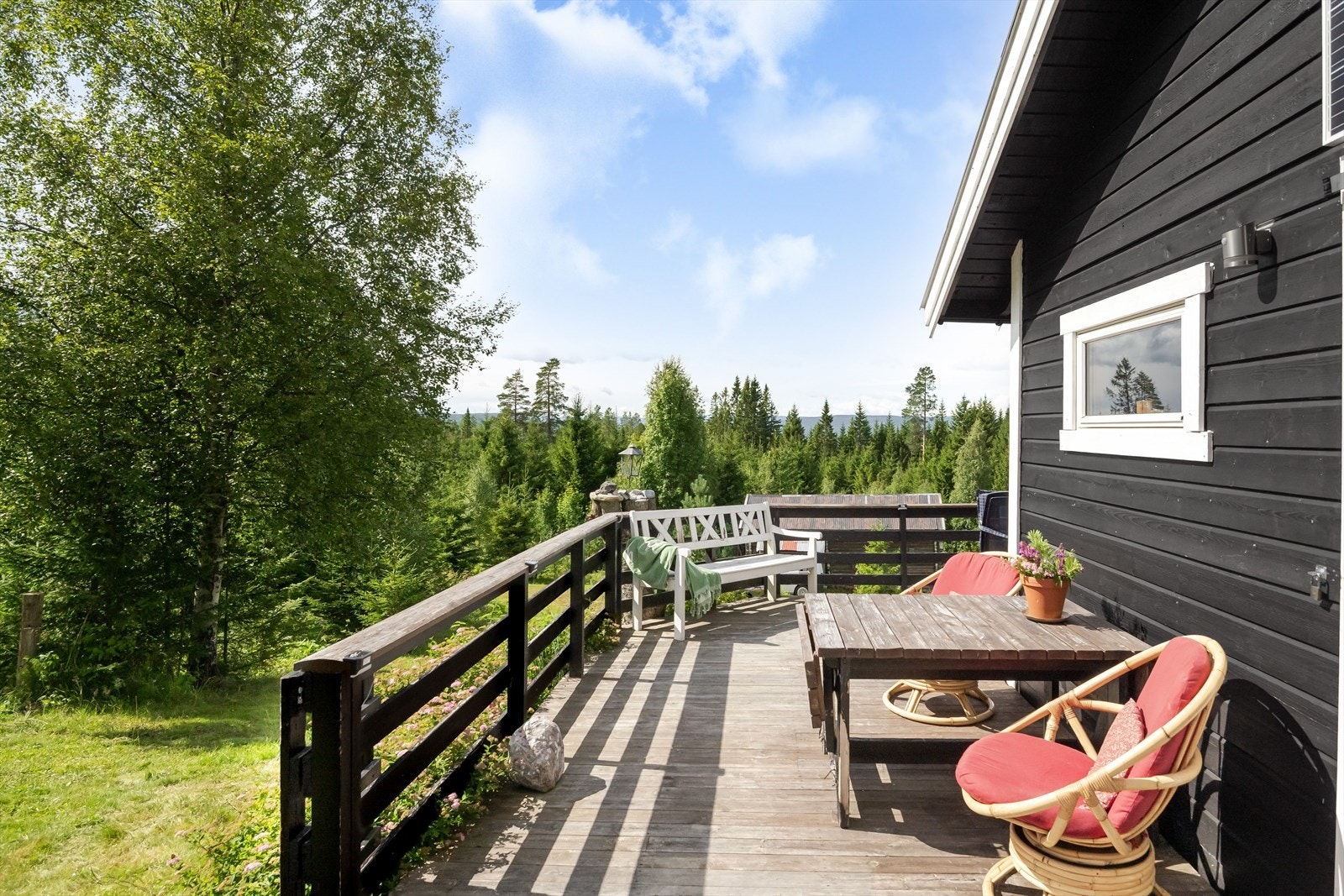 Utenfor hytta er det en solrik sydvestvendt terrasse på ca. 25m². Galleribilde