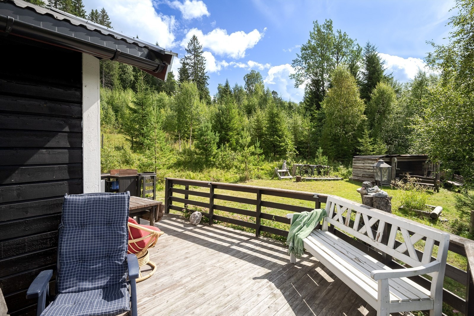 Terrassen har terrassebord på gulv, rekkverk av treverk og god plass til sittegrupper etter eget ønske. Galleribilde