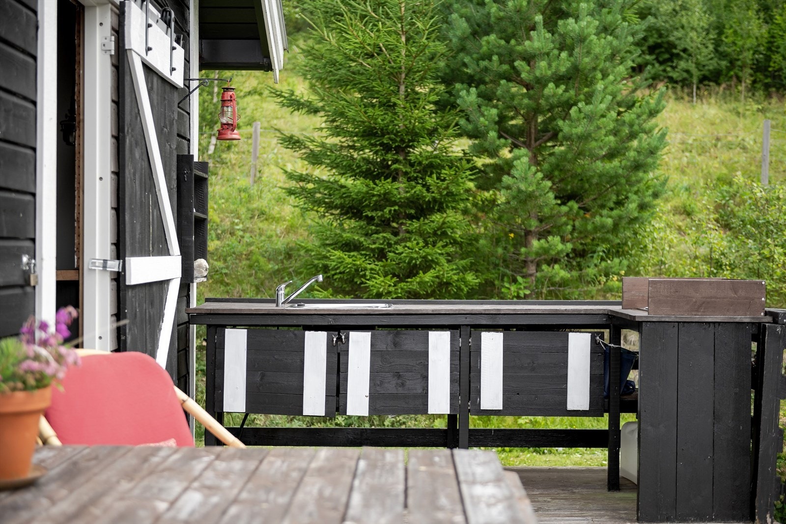 Utekjøkken på terrasse med nedfelt rustfri kum og gasskoketopp. Montert i ca. 2020/2021. Vannkran til utekjøkken tilknyttet brønn på tomten. Ikke drikkevann. Galleribilde
