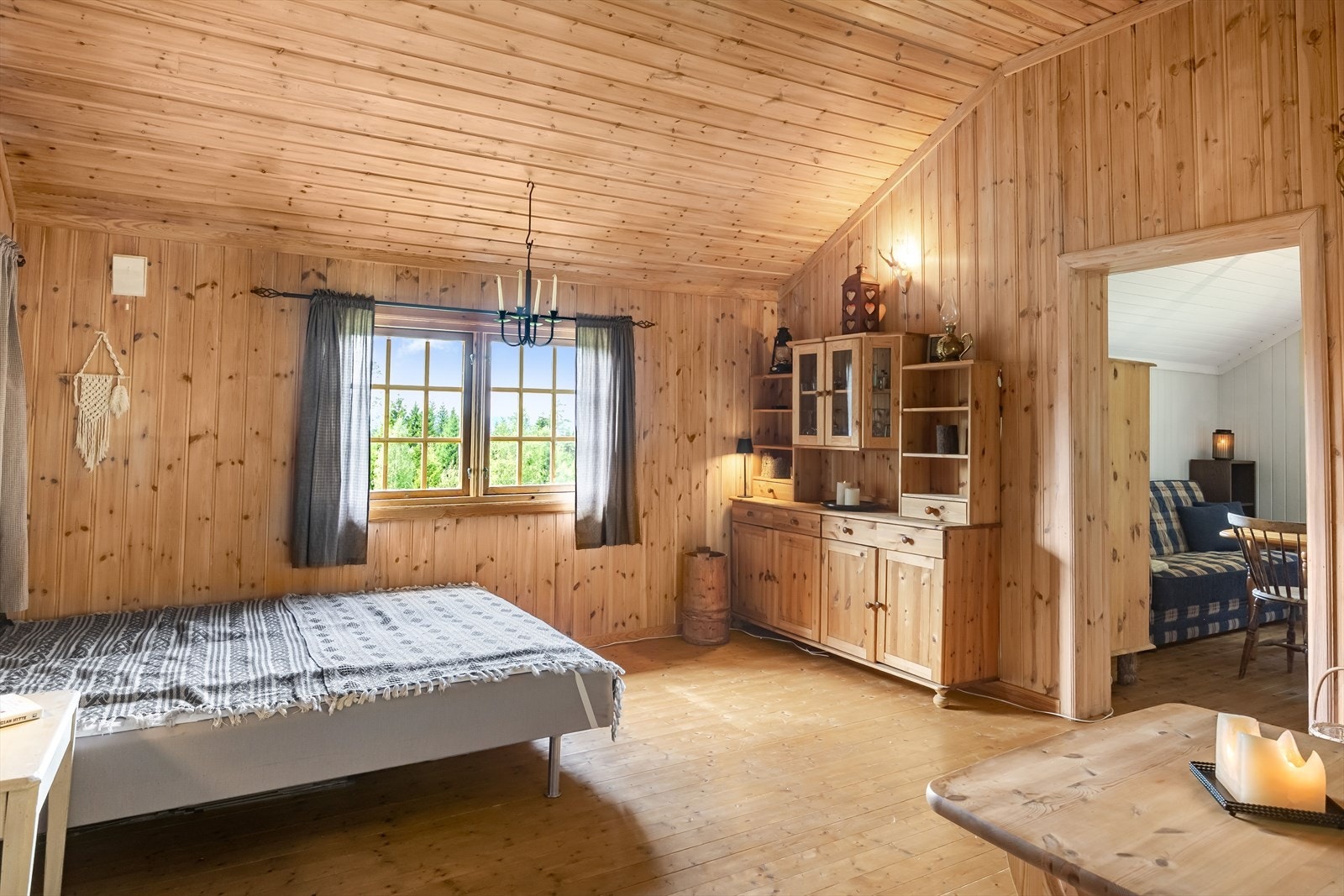 Vinduene slipper inn fint lys og åpner opp for utsikten. Galleribilde