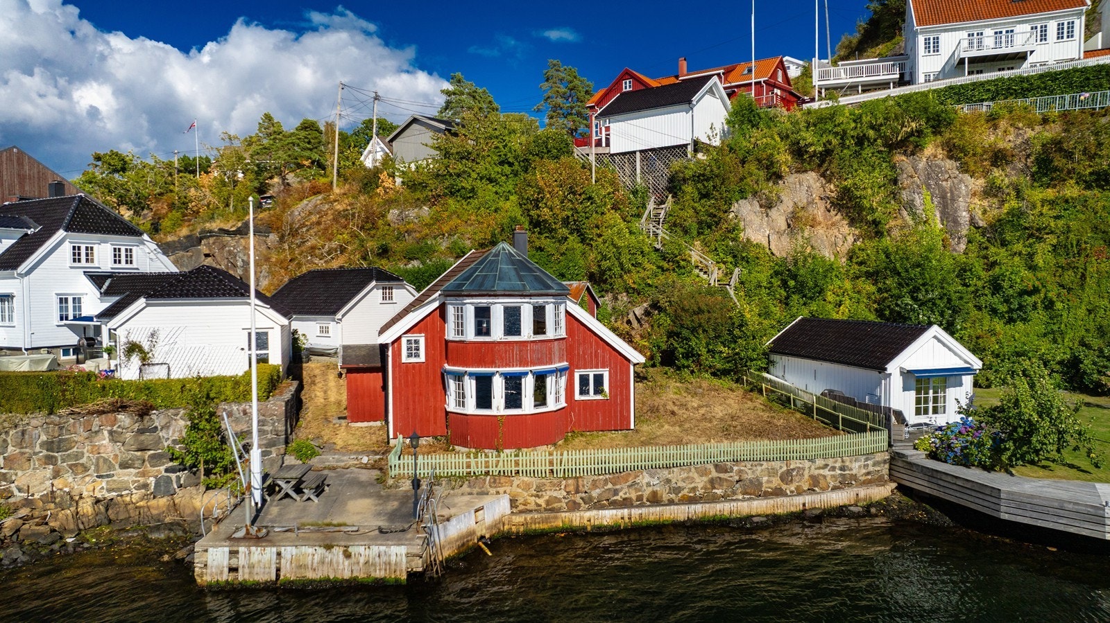 Renoveringsobjekt med strandlinje og brygge Galleribilde