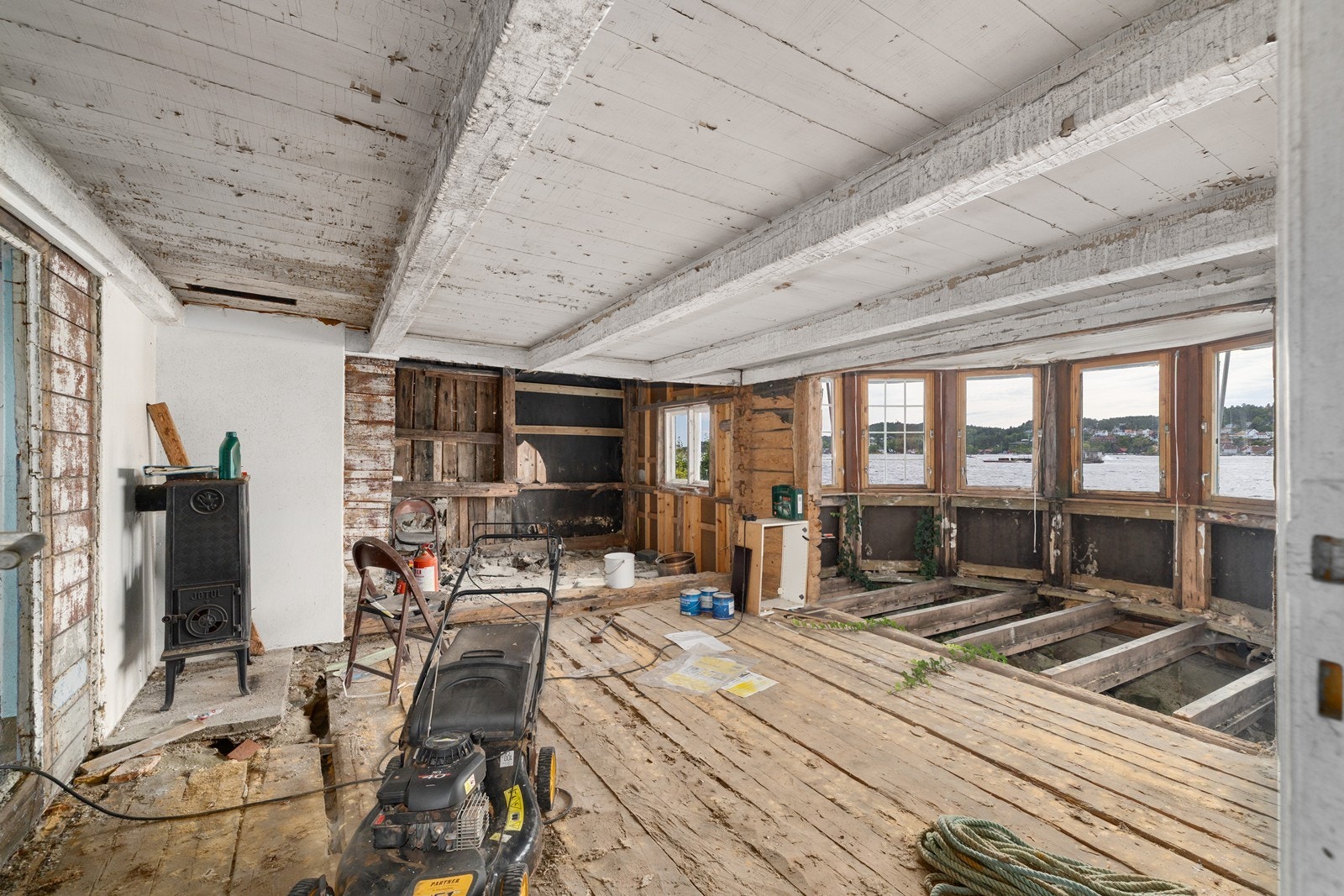 Store deler av huset er revet innvendig Galleribilde