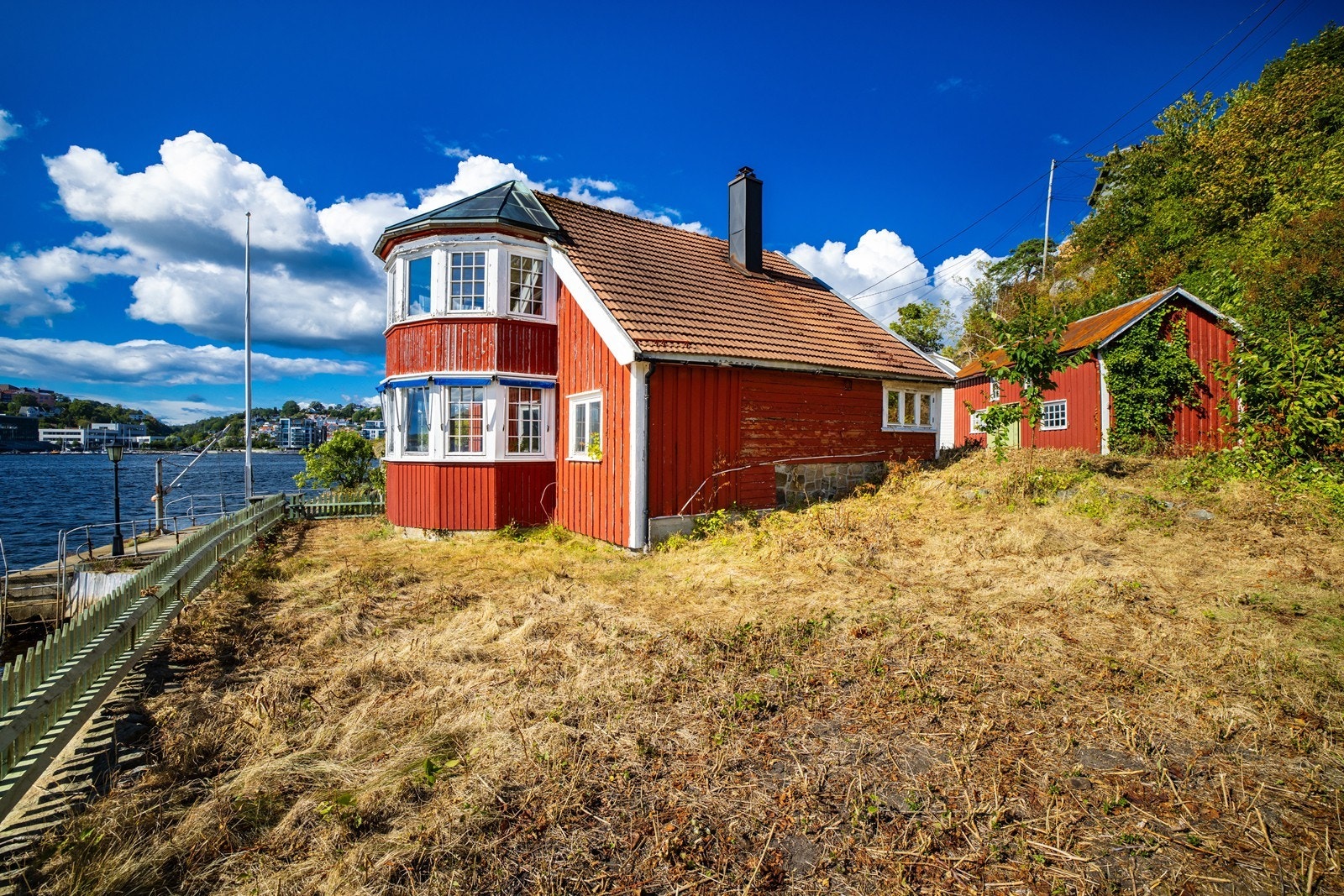 Huset har muligheter for romslig hage med flott utsikt Galleribilde