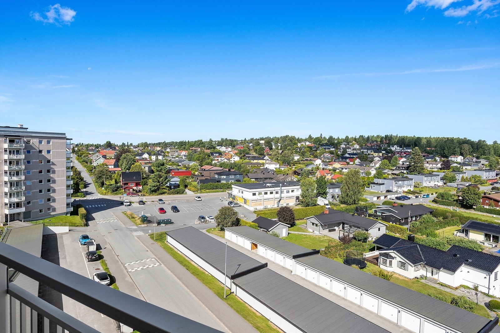 Utsikt mot garasjerekkene og nærområdet. Galleribilde