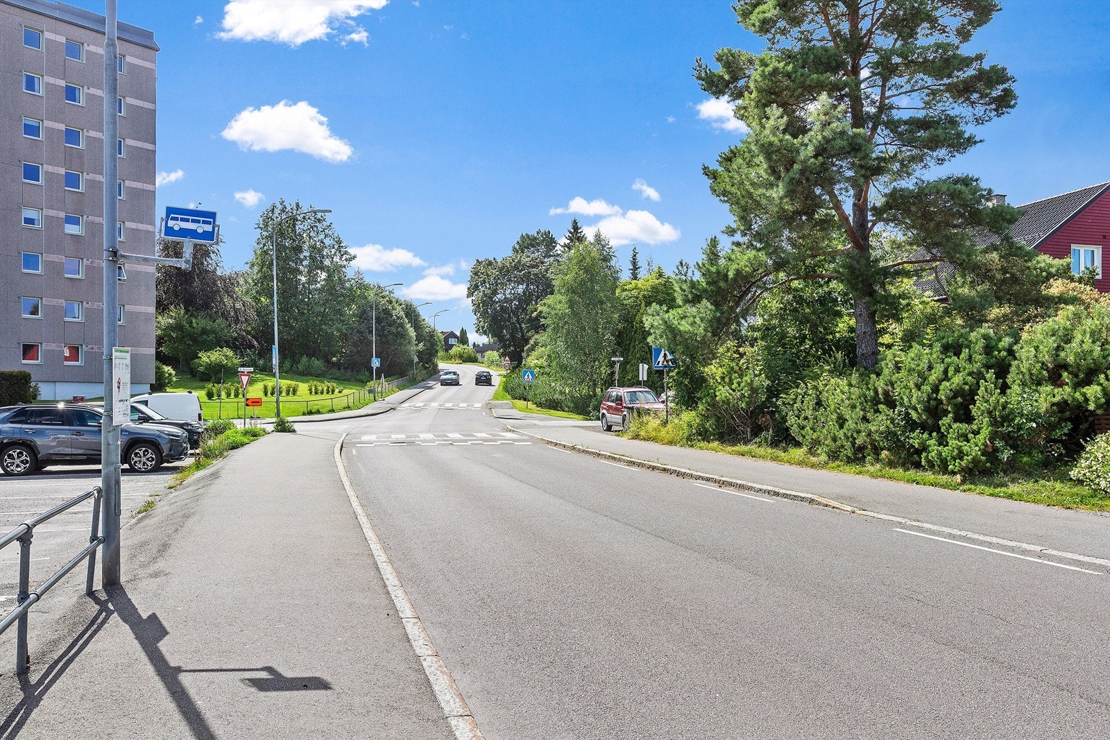 Bussholdeplass kun 200 meter unna med forbindelse til Ski sentrum. Galleribilde