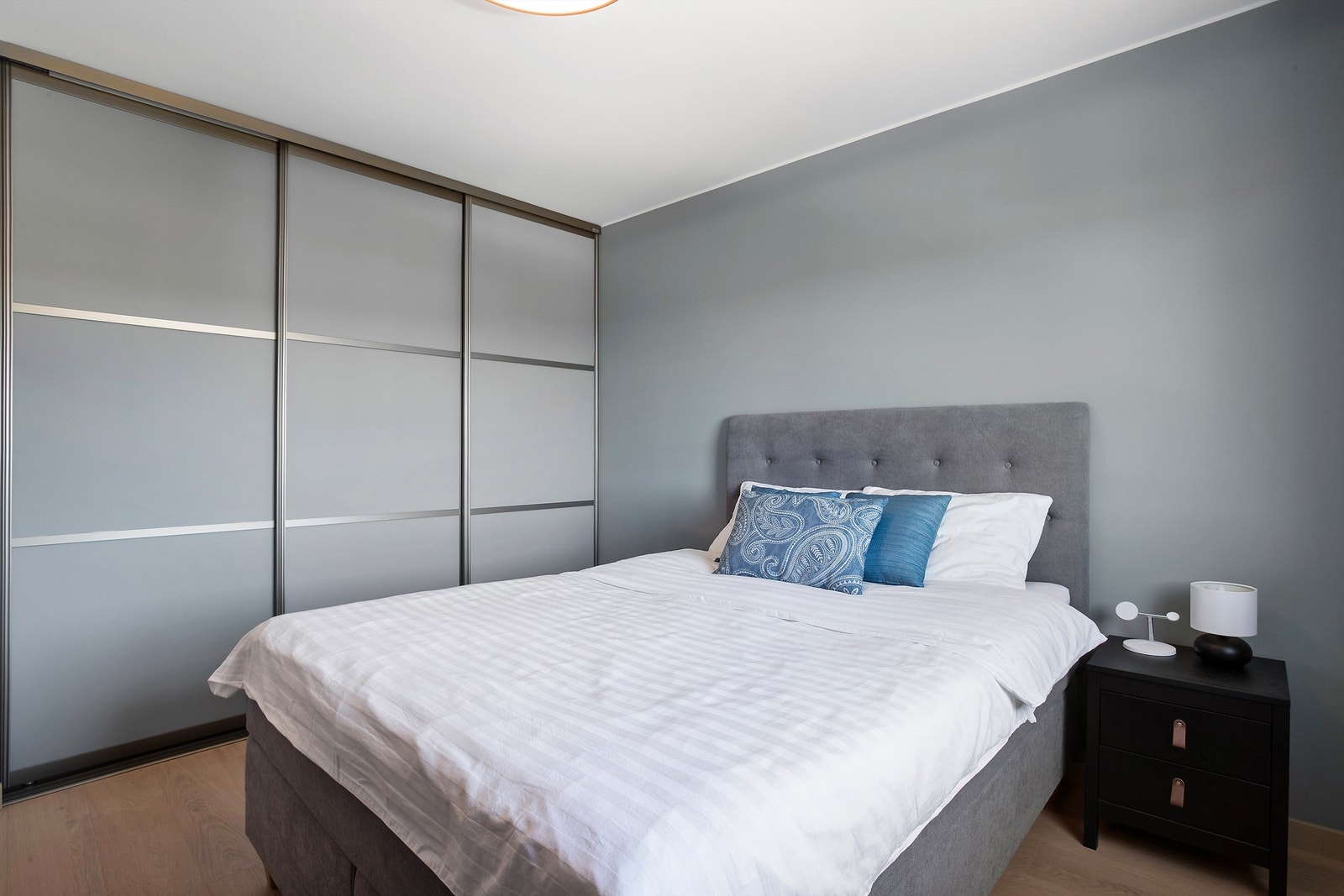 En romslig skyvedørsgarderobe gir rikelig med oppbevaringsplass på hovedsoverommet. Galleribilde