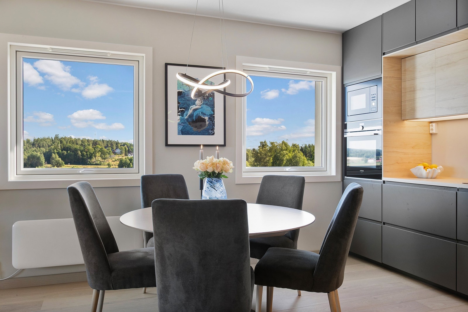 Kjøkkenet fra 2023 har moderne innredning med glatte fronter og laminert benkeplate. Galleribilde