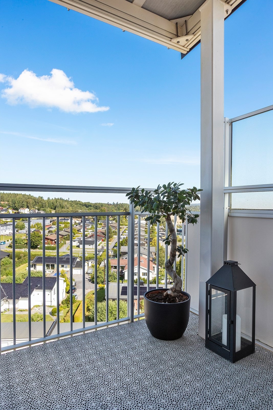 Balkongen har utebelysning og stikkontakt. Galleribilde