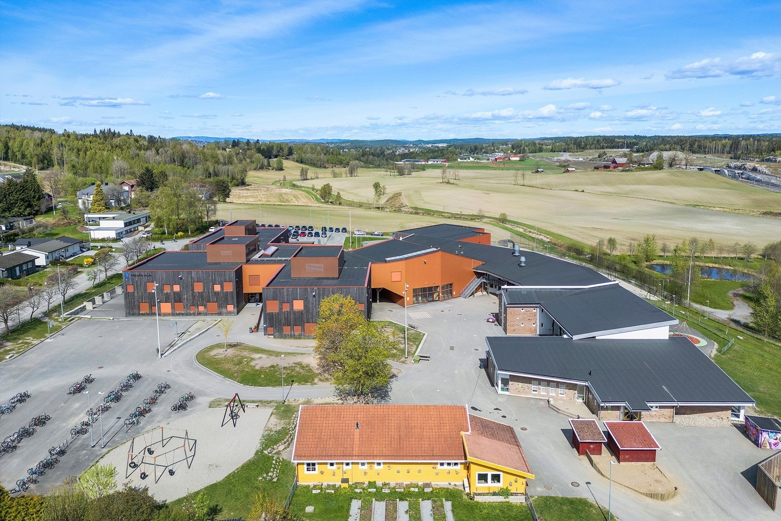 Hebekk skole (1-7 kl.) ligger kun 3 minutters gange fra leiligheten Galleribilde