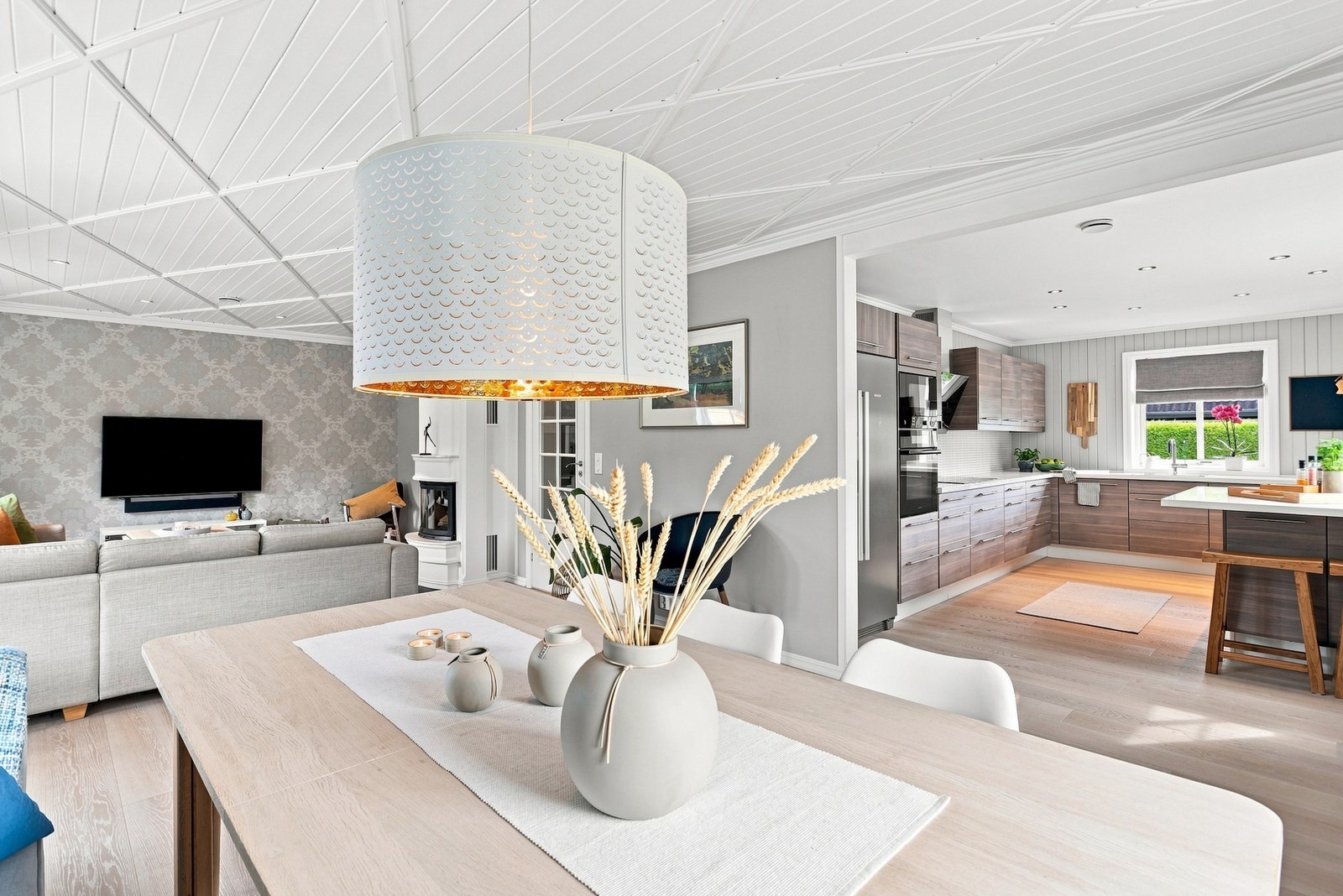 Himlingen er malt og har innfelte downlights Galleribilde