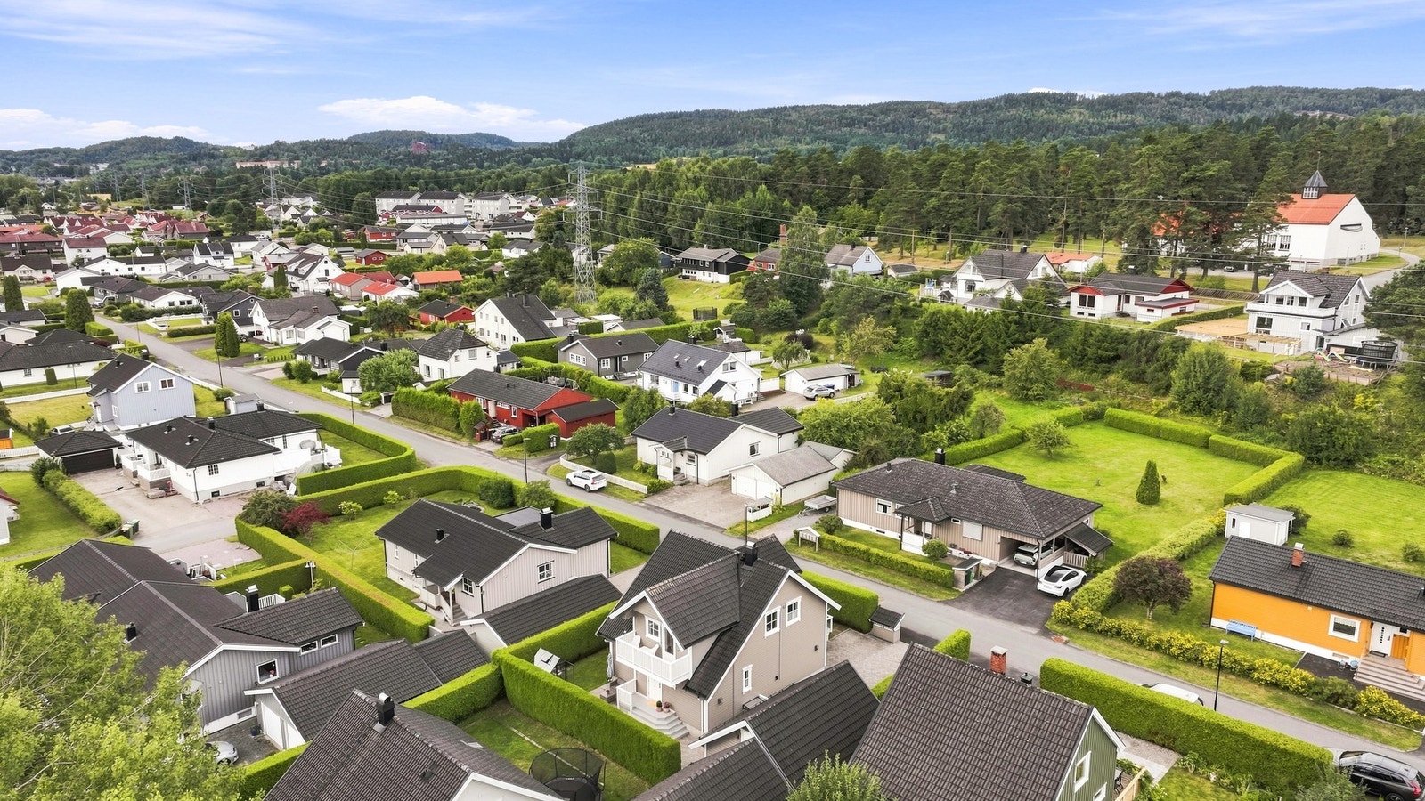 Her bor du med et ideelt utgangspunkt mellom Skien og Porsgrunn, samtidig som du har kort vei til de fleste hverdagsfasiliteter. Galleribilde