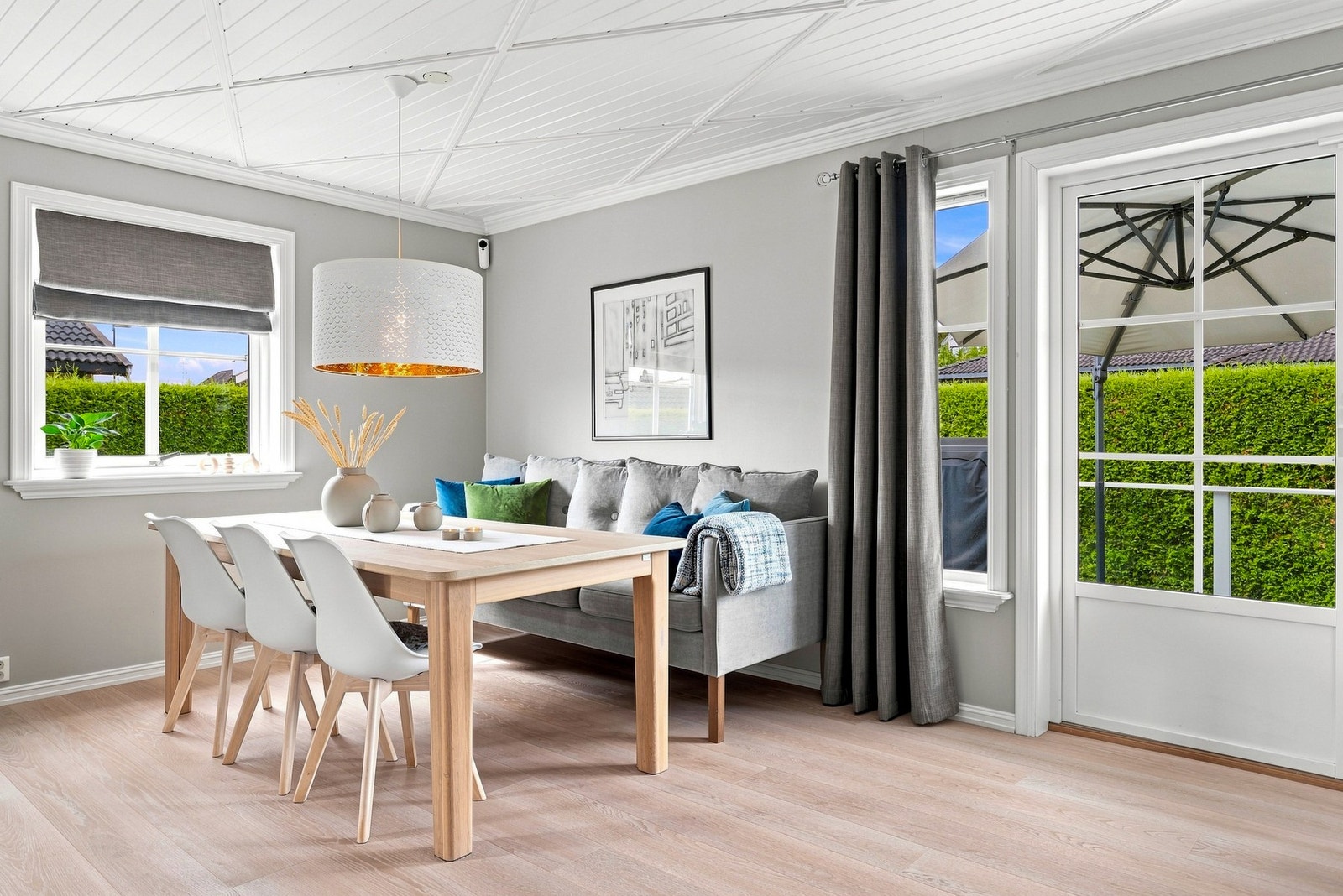 Store vindusflater gir en ekstra god romfølelse i dette huset Galleribilde