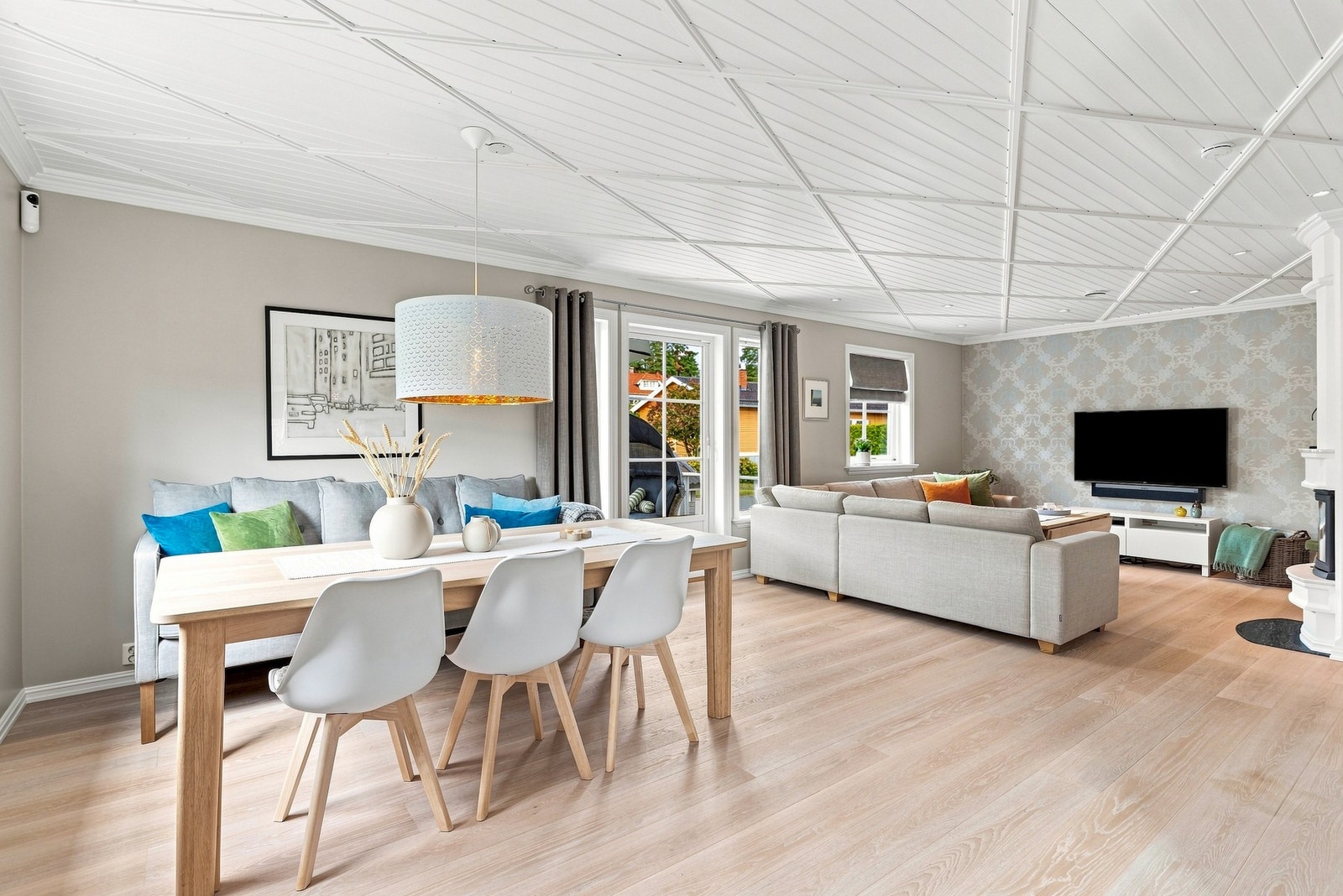 Legg merke til de flotte detaljene i taket og listverket rundt vinduene. Galleribilde