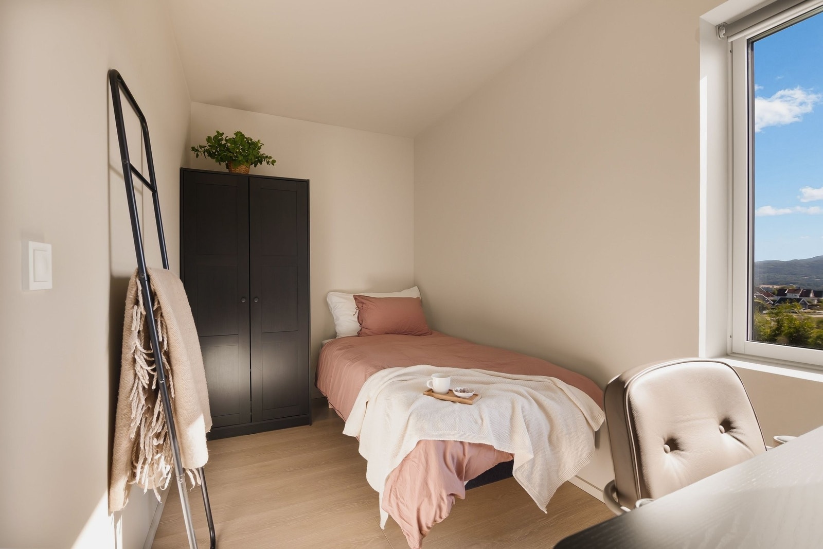 Et lyst og fleksibelt rom med plass til både seng og arbeidsplass – velegnet som gjesterom, kontor eller barnerom. Galleribilde