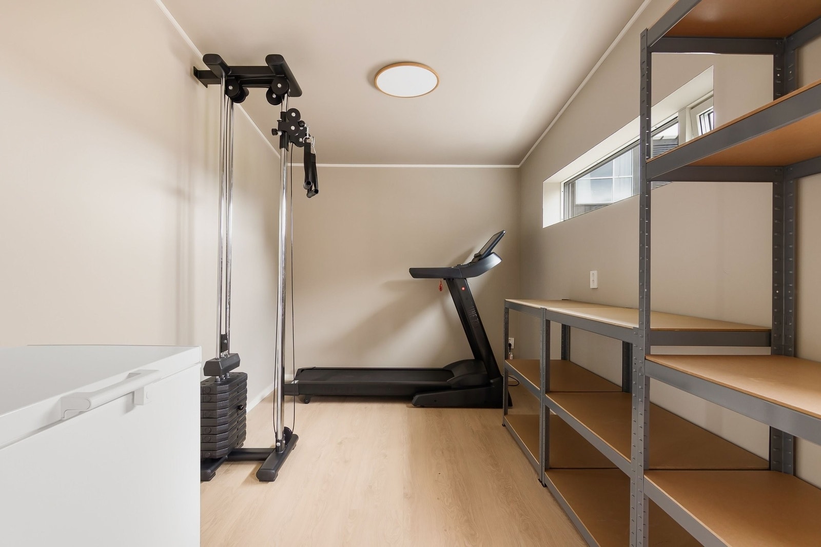 Isolert bod med god plass til trening, hobby og oppbevaring. Galleribilde