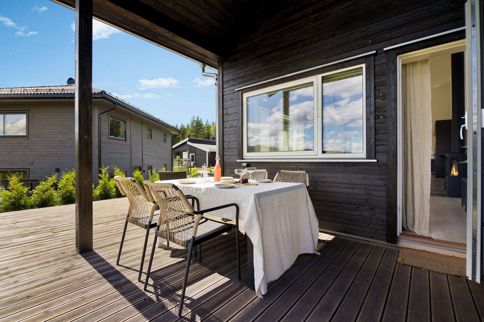 Overbygget uteplass – perfekt for lange sommerkvelder og hyggelige måltider. Galleribilde