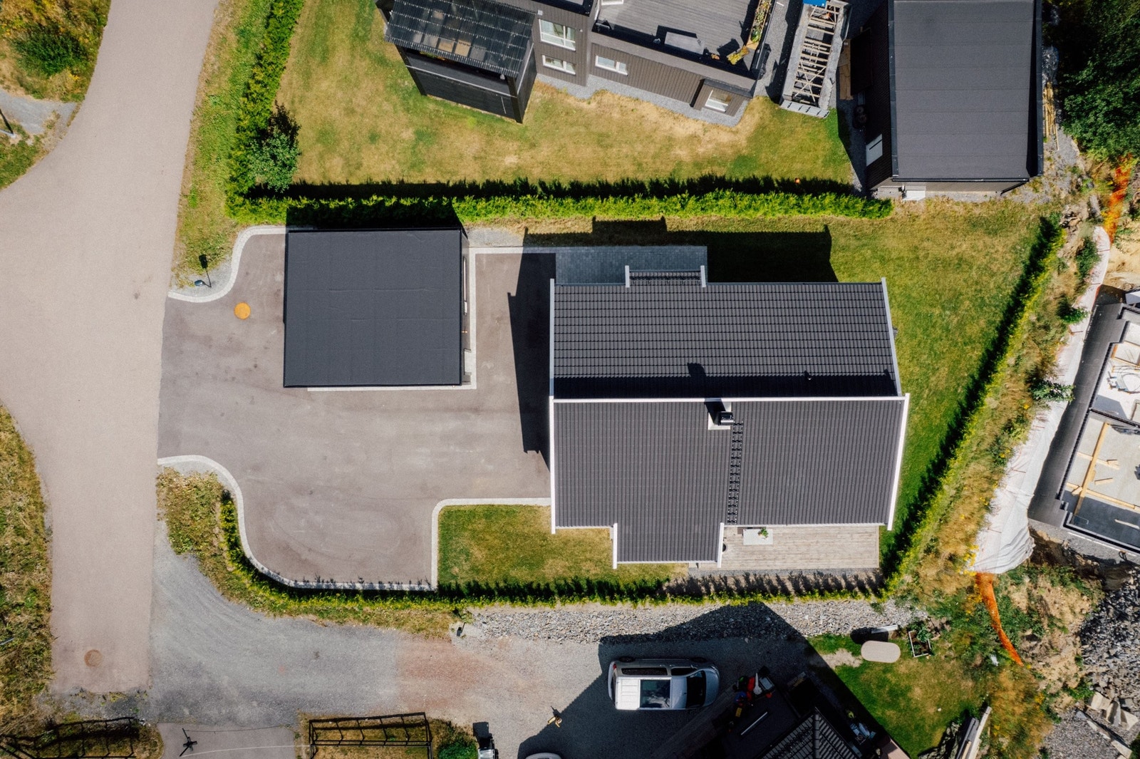 Oversiktlig og pent opparbeidet eiendom med gode muligheter for videre beplantning. Galleribilde