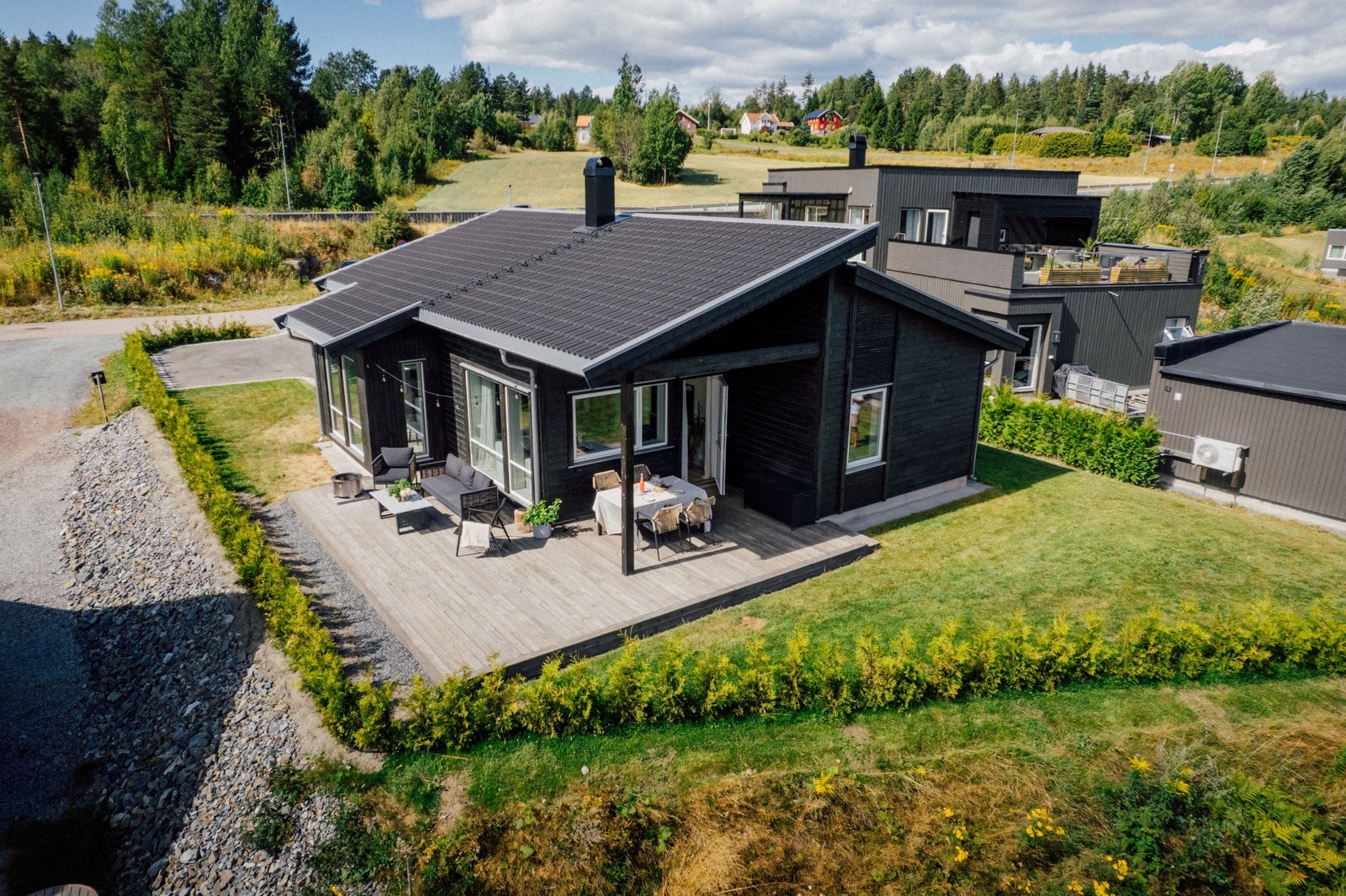 Moderne enebolig på ett plan. Stor terrasse, hage og garasje Galleribilde