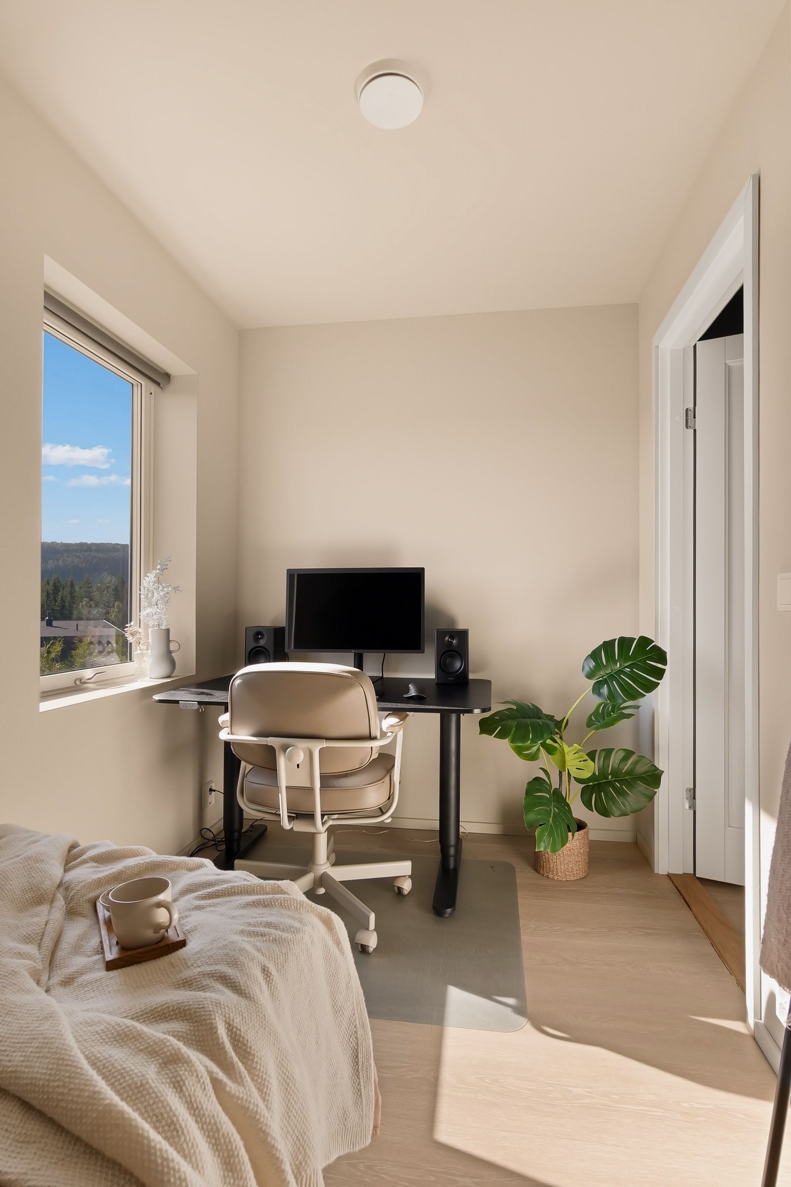 Soverom med plass til både arbeidsplass og seng. Galleribilde
