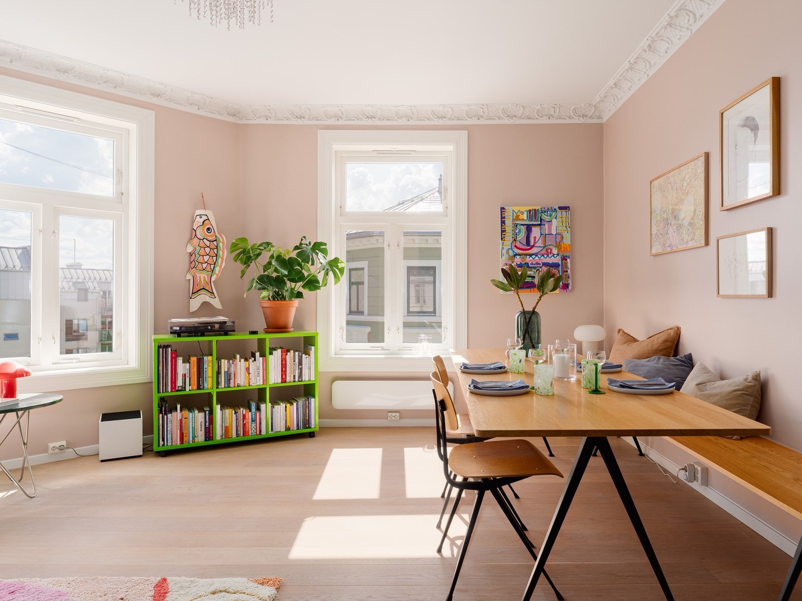 Stuen fikk bokstavelig talt et løft i 2019 når himlingen ble løftet opp til sin originale høyde på nesten 2,8m og den gamle stukkaturen ble hentet frem. Galleribilde