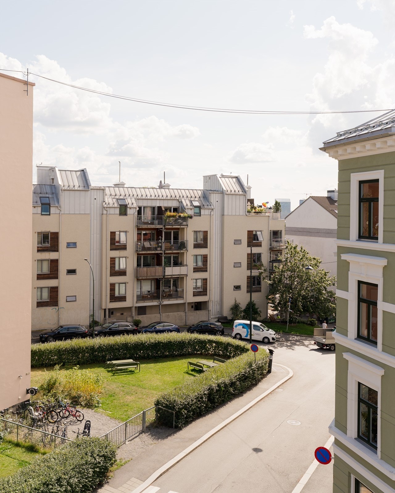 Utsikten fra stua er upåklagelig! Herfra kan du følge sesongenes skift på trærne og skimte Plaza og Postgirobygget i det fjerne. Galleribilde