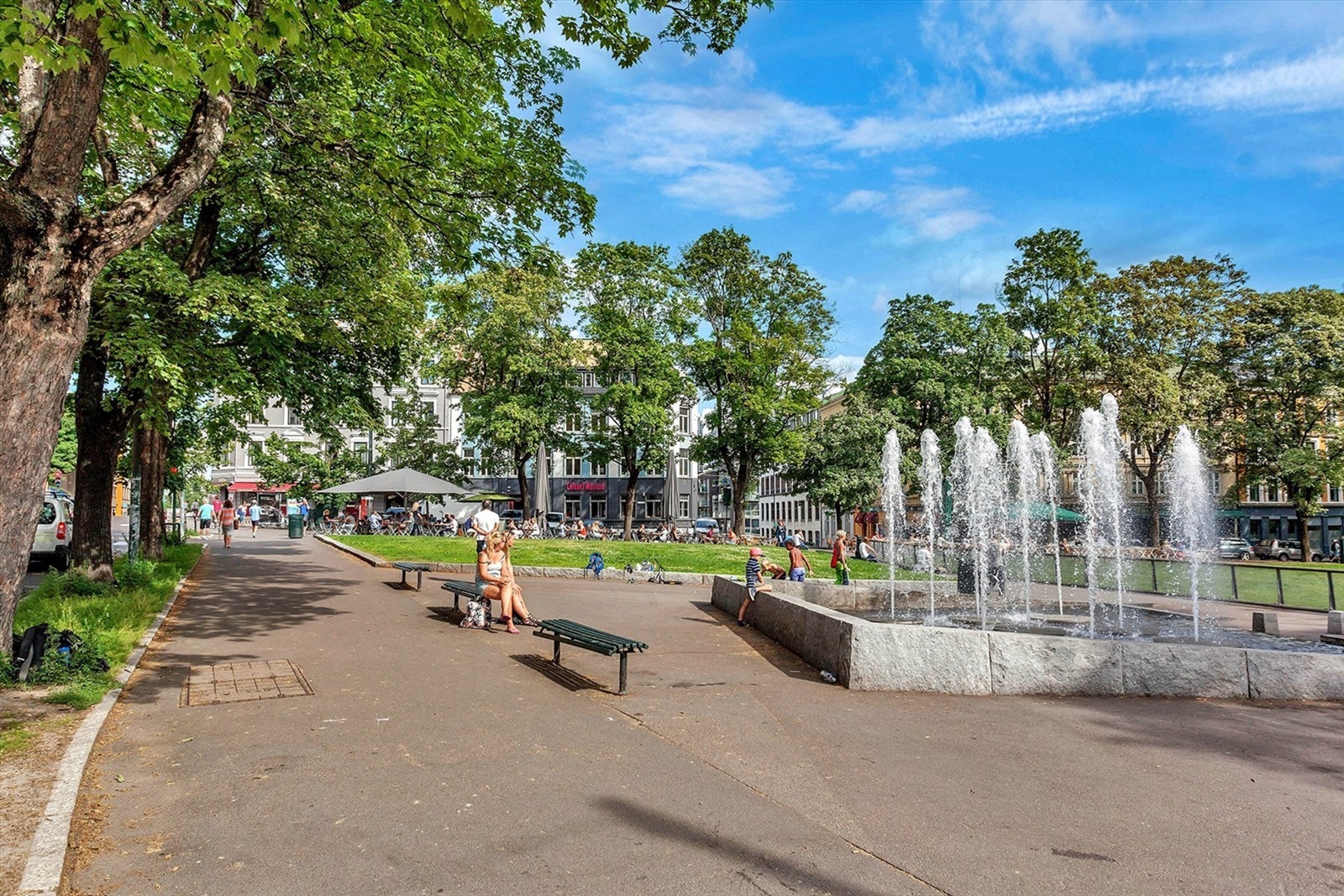 Alexander Kiellands plass med alle sine serveringssteder ligger 100 meter ned i gata fra leiligheten. Galleribilde