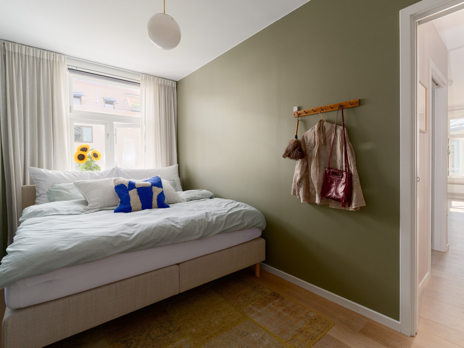 Soverommet er i dag innredet med en 180 seng, så her er det plass til å strekke seg ut! Galleribilde