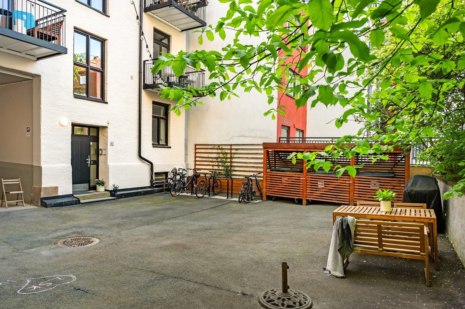 Borettslaget har en hyggelig felles bakgård med sykkelparkering og felles utemøbler. Galleribilde