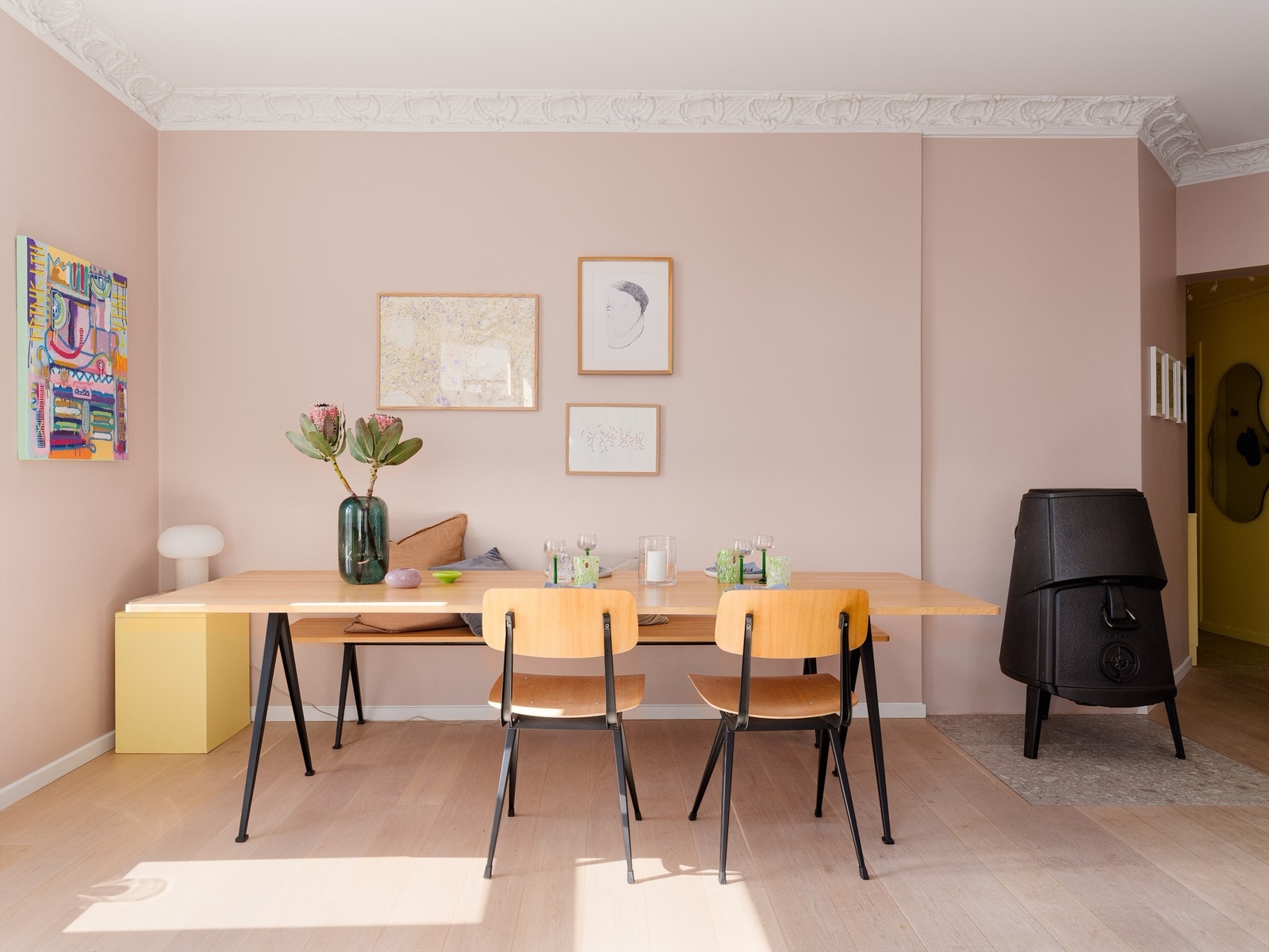 Her inne dekker du enkelt til langbord for både 8, 10 og 12 mennesker i omgivelser som garanterer komplimenter. Galleribilde