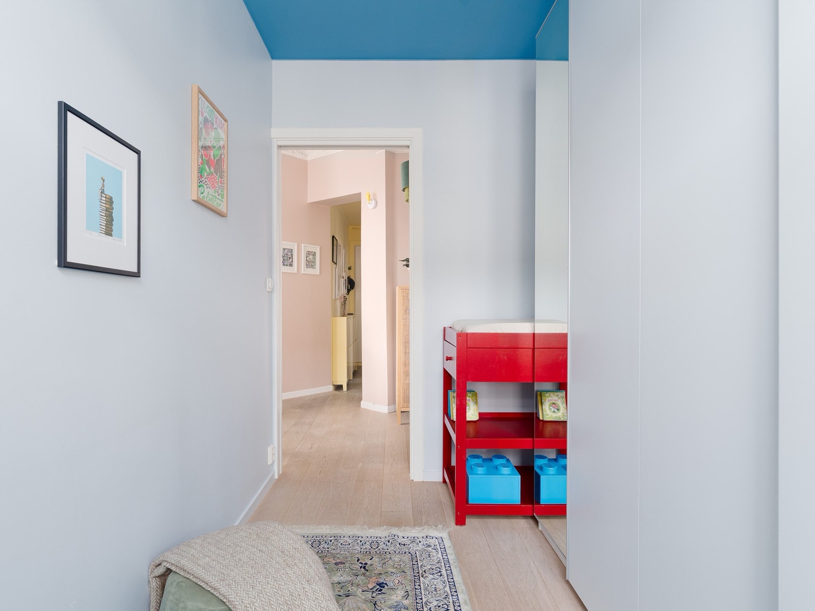 Dette soverommet har også rikelig med oppbevaring i en stor garderobe Galleribilde