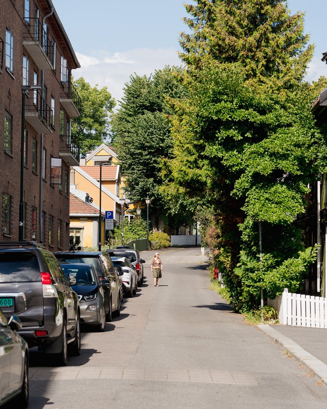 Like rundt hjørnet for leiligheten starter de sjarmerende trehusene som strekker seg opp langs Akserselva mot Sagene. Galleribilde