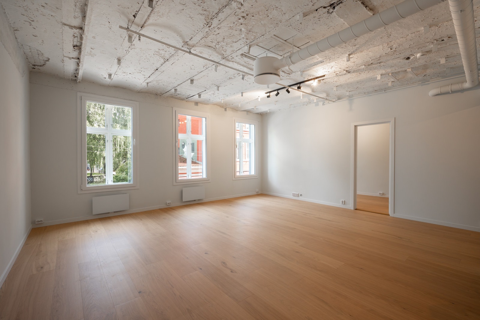 Det er 1-stavs eikeparkett på gulv, og slette malte vegger. Galleribilde
