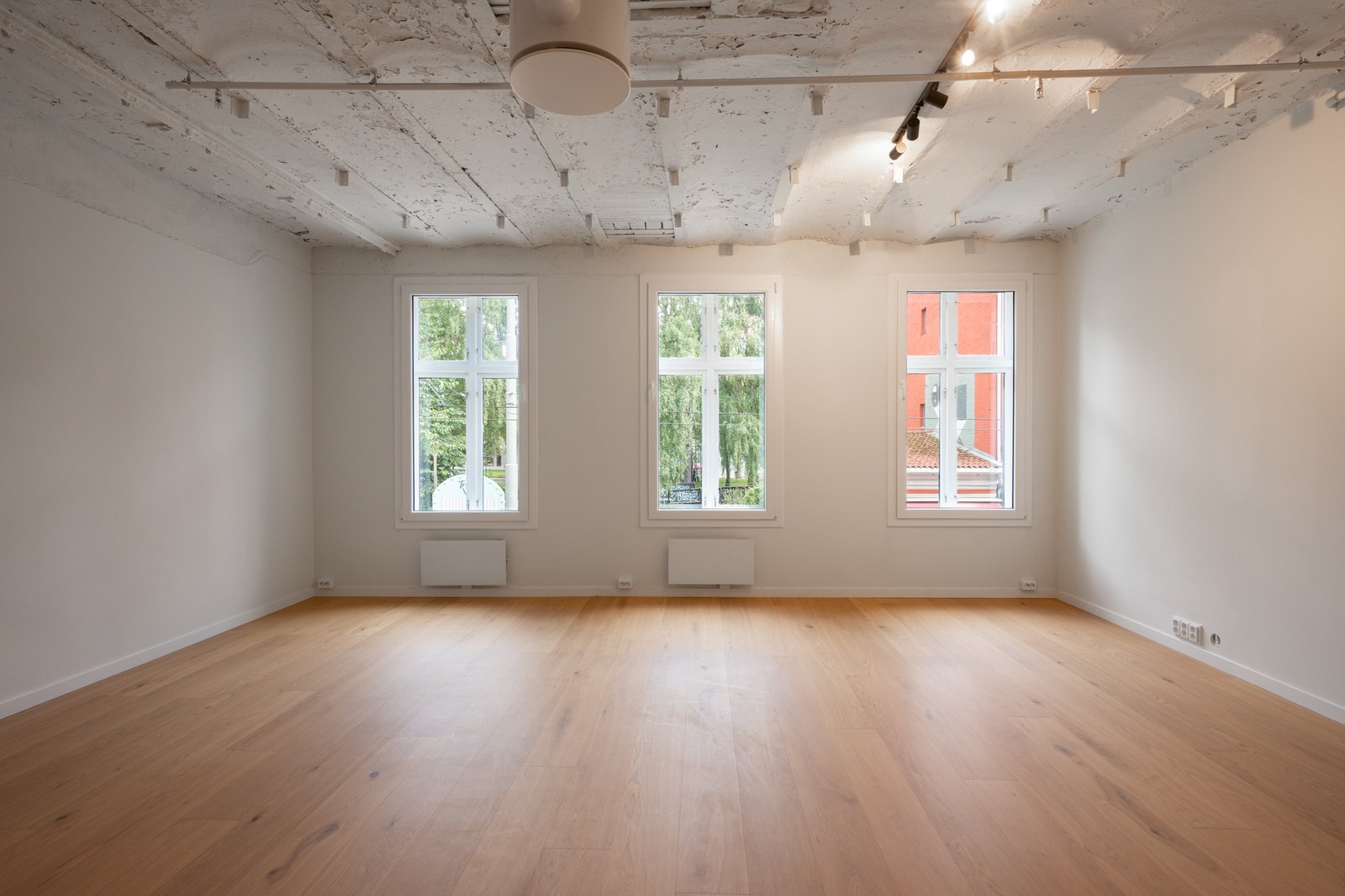 Stue i 2.etasje. Det er ca. 2,80 m takhøyde. Galleribilde