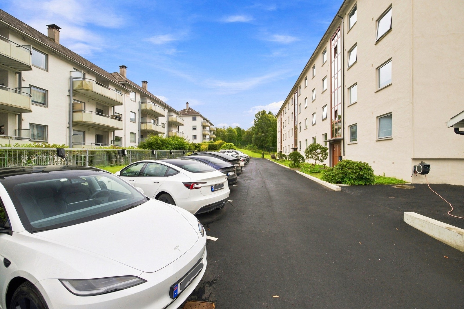 Borettslaget har 27 parkeringsplasser utendørs. Det må søkes styret om parkering. Ved tildeling av fast parkeringsplass betaler man kr 250,- pr. måned til borettslaget Galleribilde