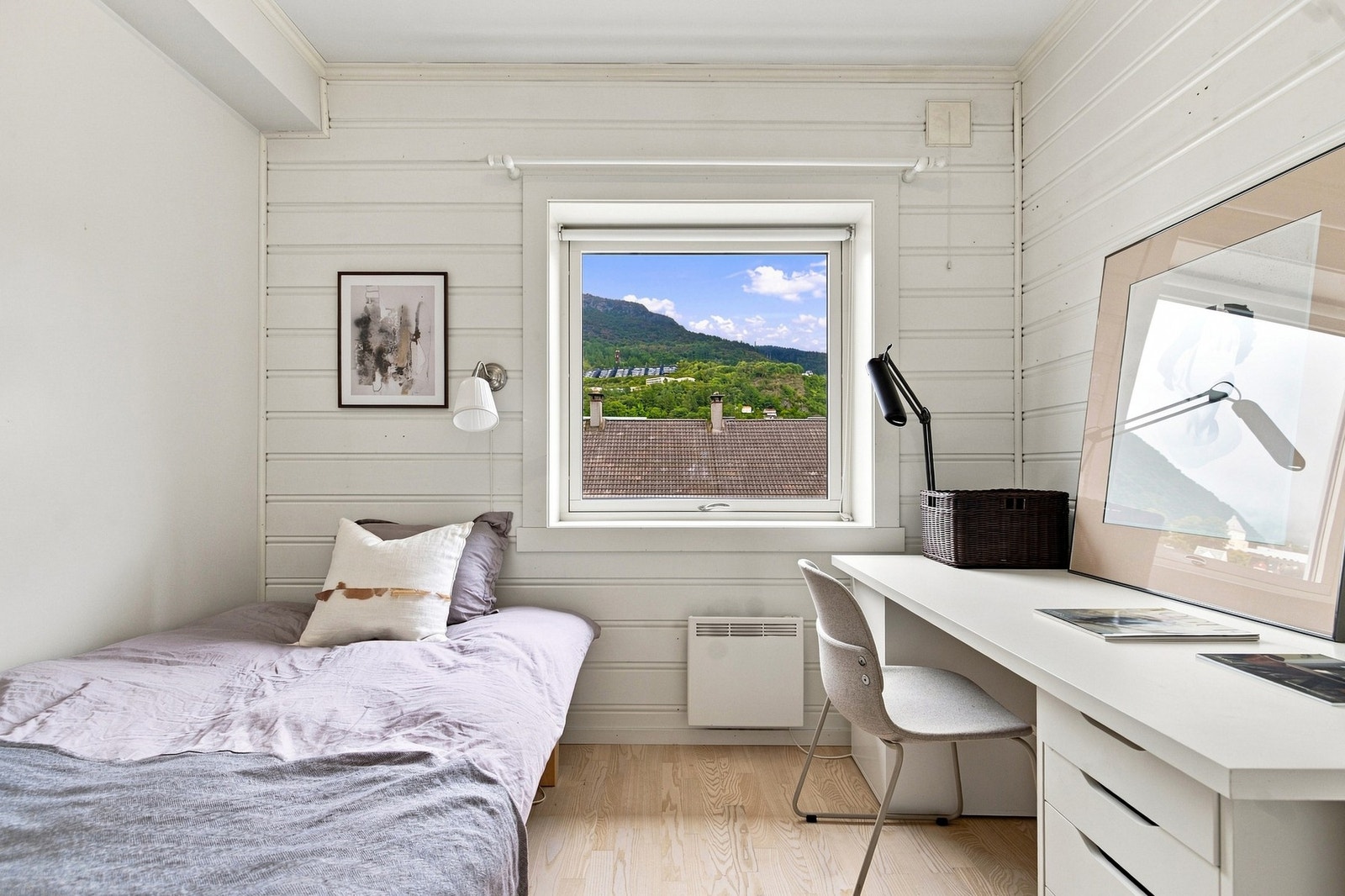 Fint og anvendelig soverom på ca. 6,3 m², velegnet som barnerom, gjesterom eller hjemmekontor. Galleribilde