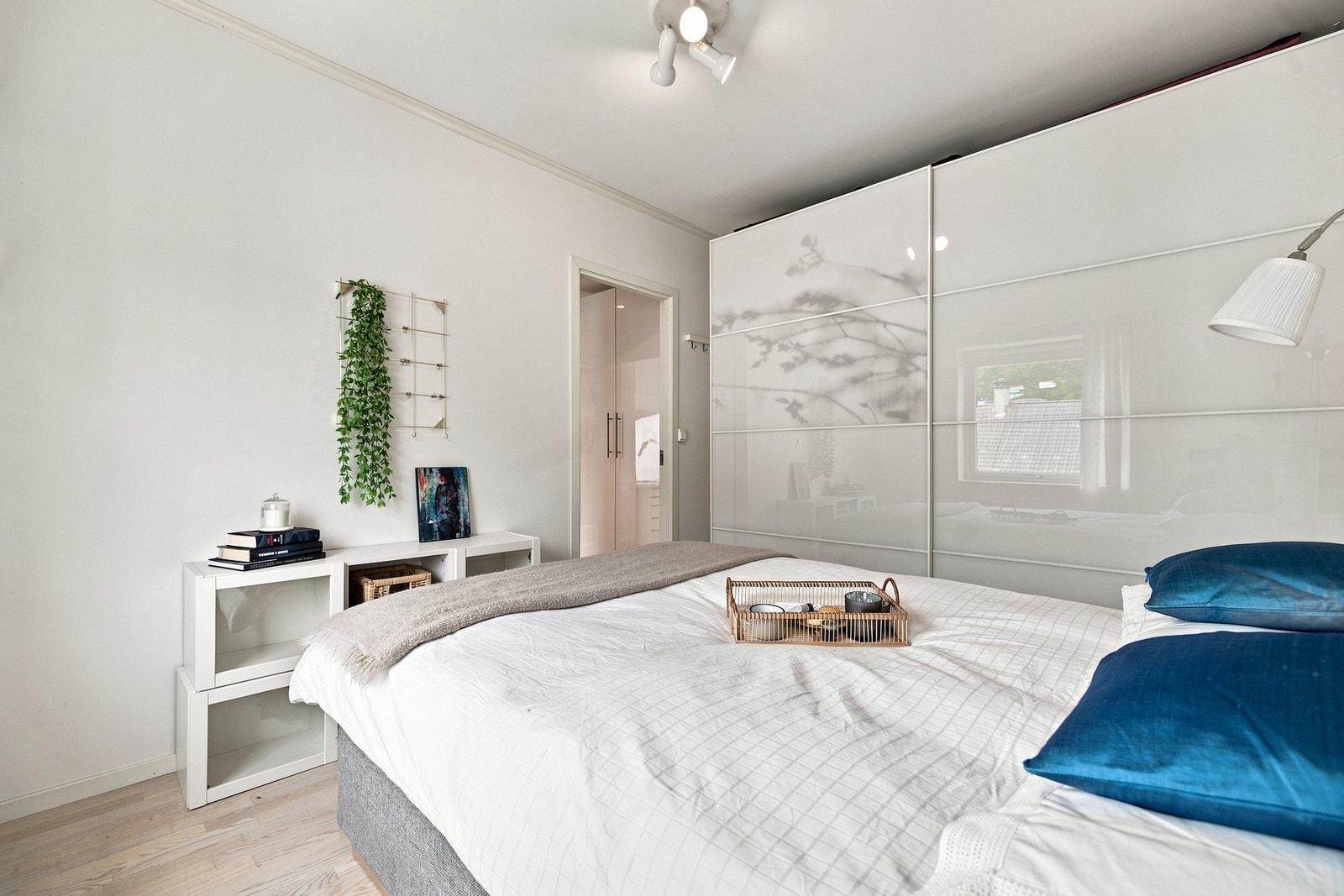 Romslig soverom på 10,75 m² med gode møbleringsmuligheter og plass til dobbeltseng og tilhørende møblement. Galleribilde