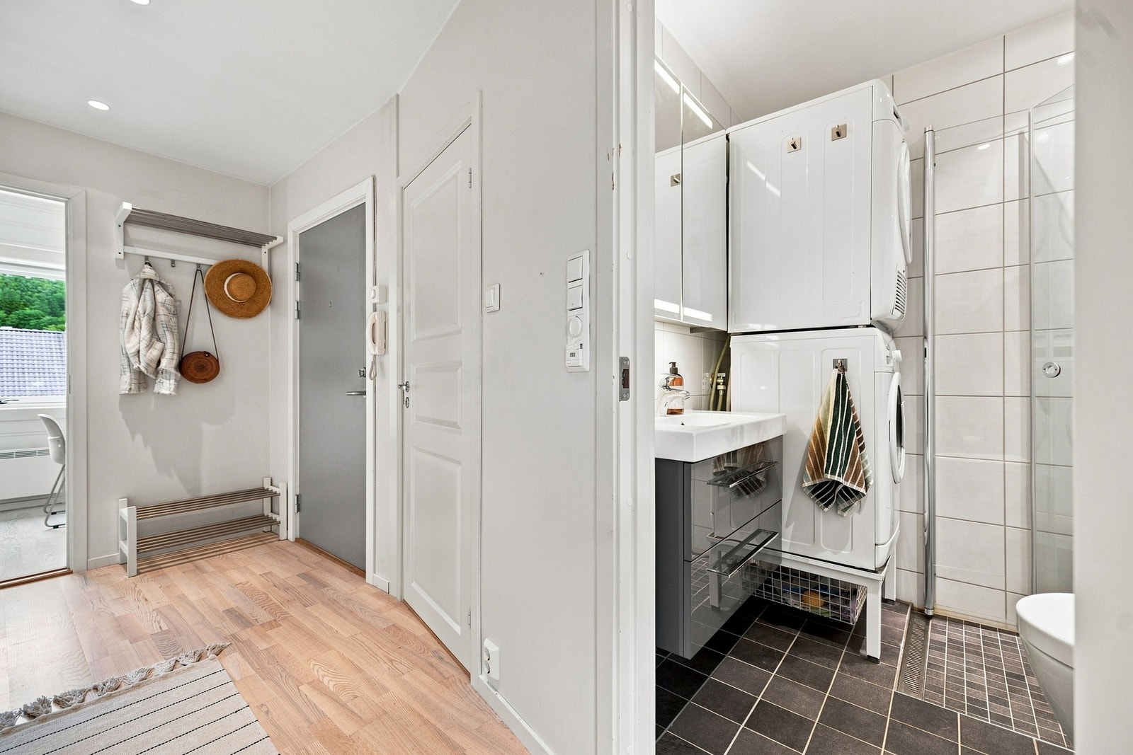 Vegghengt porttelefon for nøkkelfri åpning av hovedinngangsdøren. Det er en innvendig bod i leiligheten samt to praktiske kjellerboder på hhv. 3,86 og 4,76 m², som gir svært gode oppbevaringsmuligheter. Galleribilde