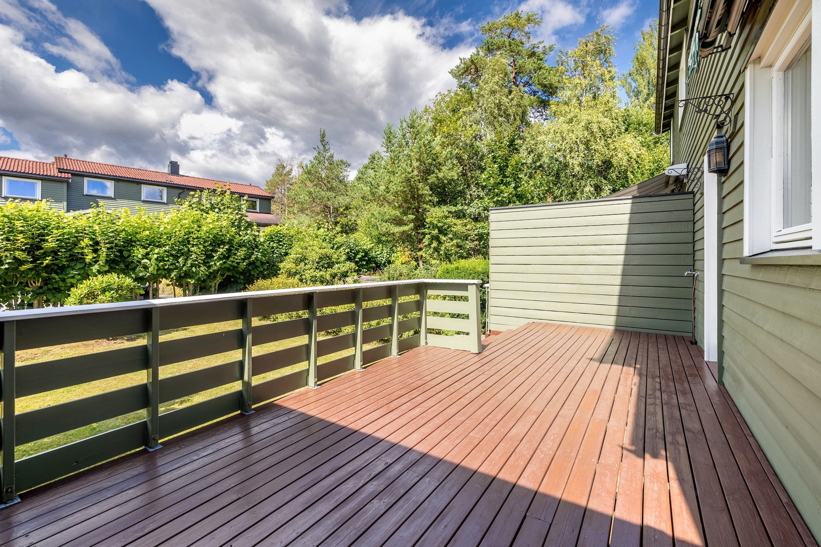 Terrassen fungerer som en forlengelse av oppholdsrommet i sommerhalvåret. Galleribilde