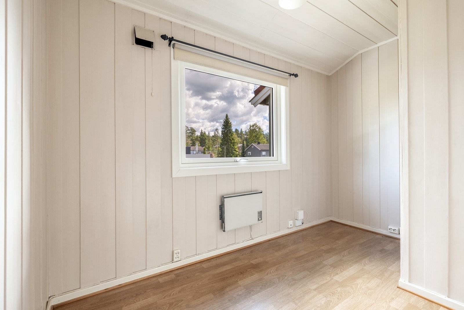 Soverommene har god plass til seng, nattbord og ulike garderobeløsninger. Galleribilde