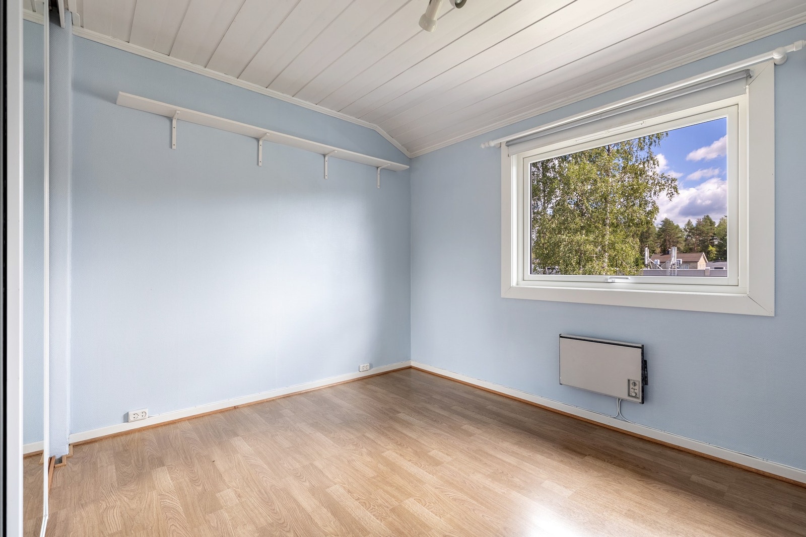 Hovedsoverommet er romslig med god plass til dobbeltseng og nattbord. Galleribilde