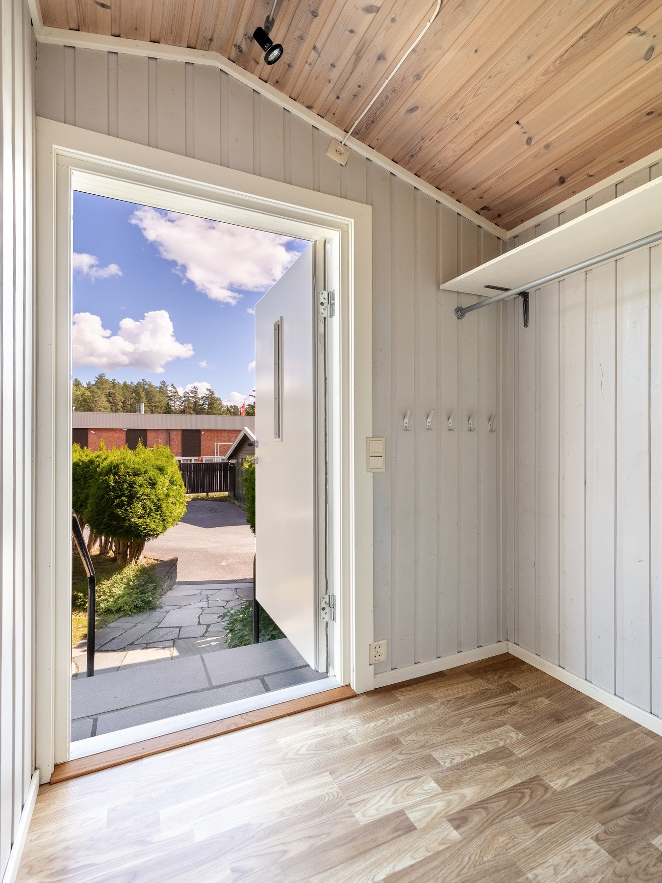 Rekkehuset har et trivelig inngangsparti som gir et godt førsteinntrykk. Galleribilde