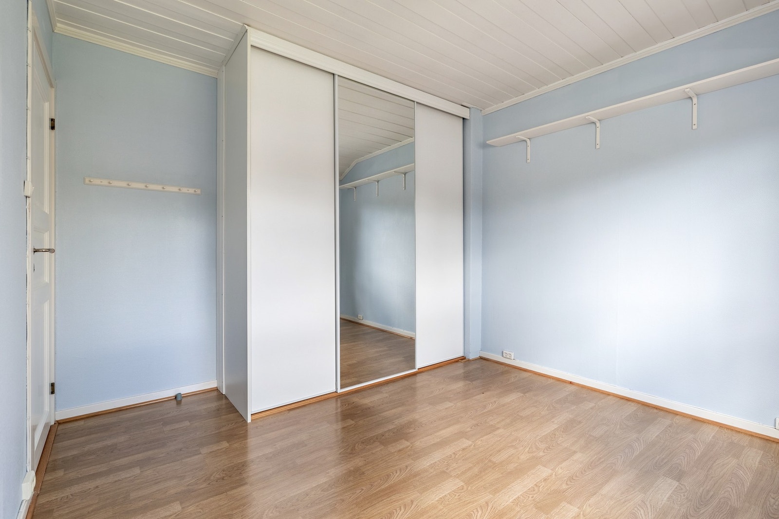Rommet er innredet med en praktisk skyvedørsgarderobe. Galleribilde