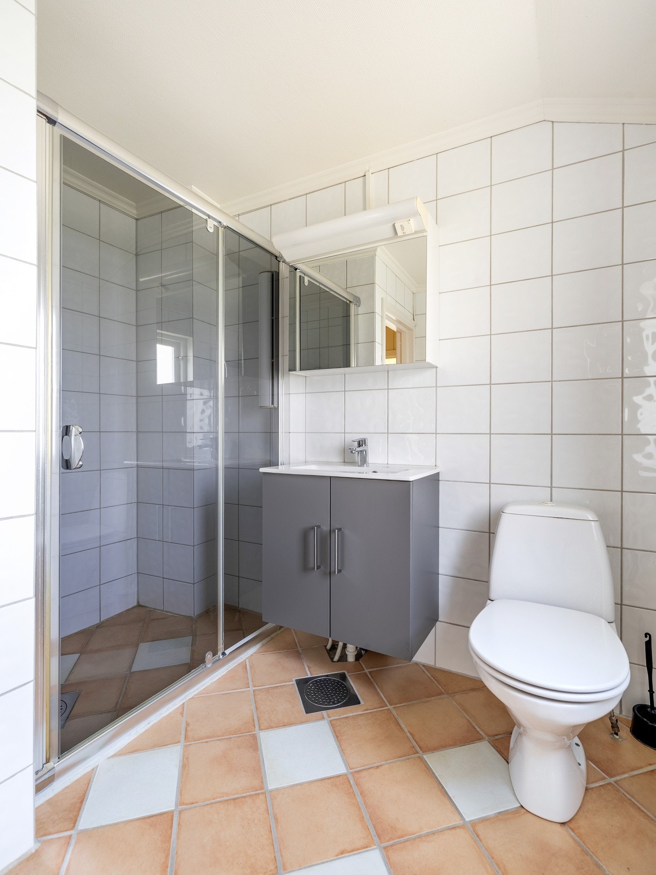 Badet ligger i boligens andre etasje og er utstyrt med flislagte vegger og flislagt gulv med elektriske varmekabler. Galleribilde