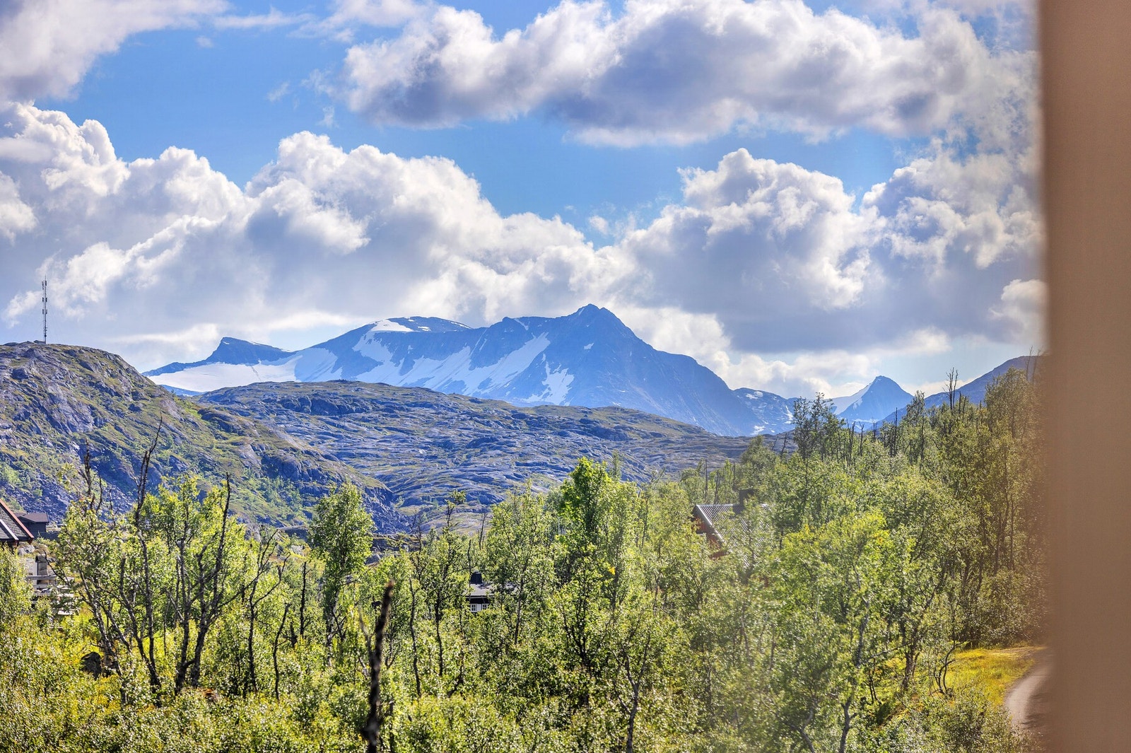 Fra stuevinduet har man utsikt mot det storslåtte fjellandskapet. Galleribilde