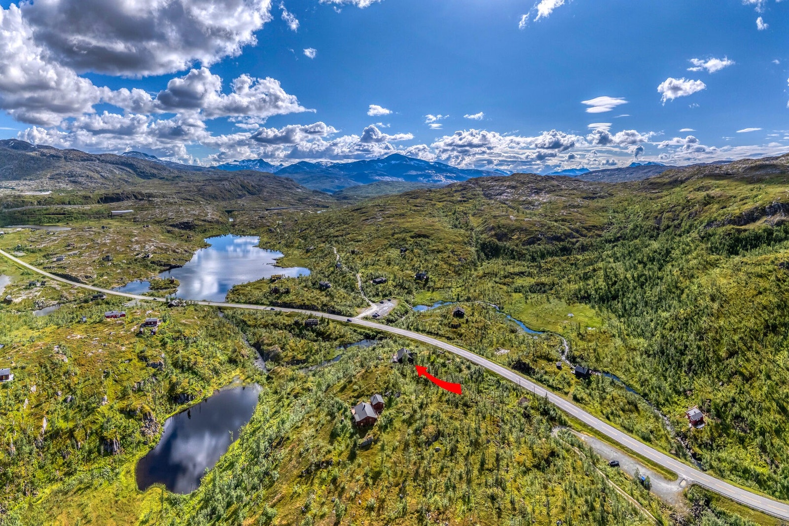 Fra hytta til Riksgrensen er det ca 10 minutter å kjøre. Her finnes dagligvarebutikk og skitrekk/alpint. Galleribilde