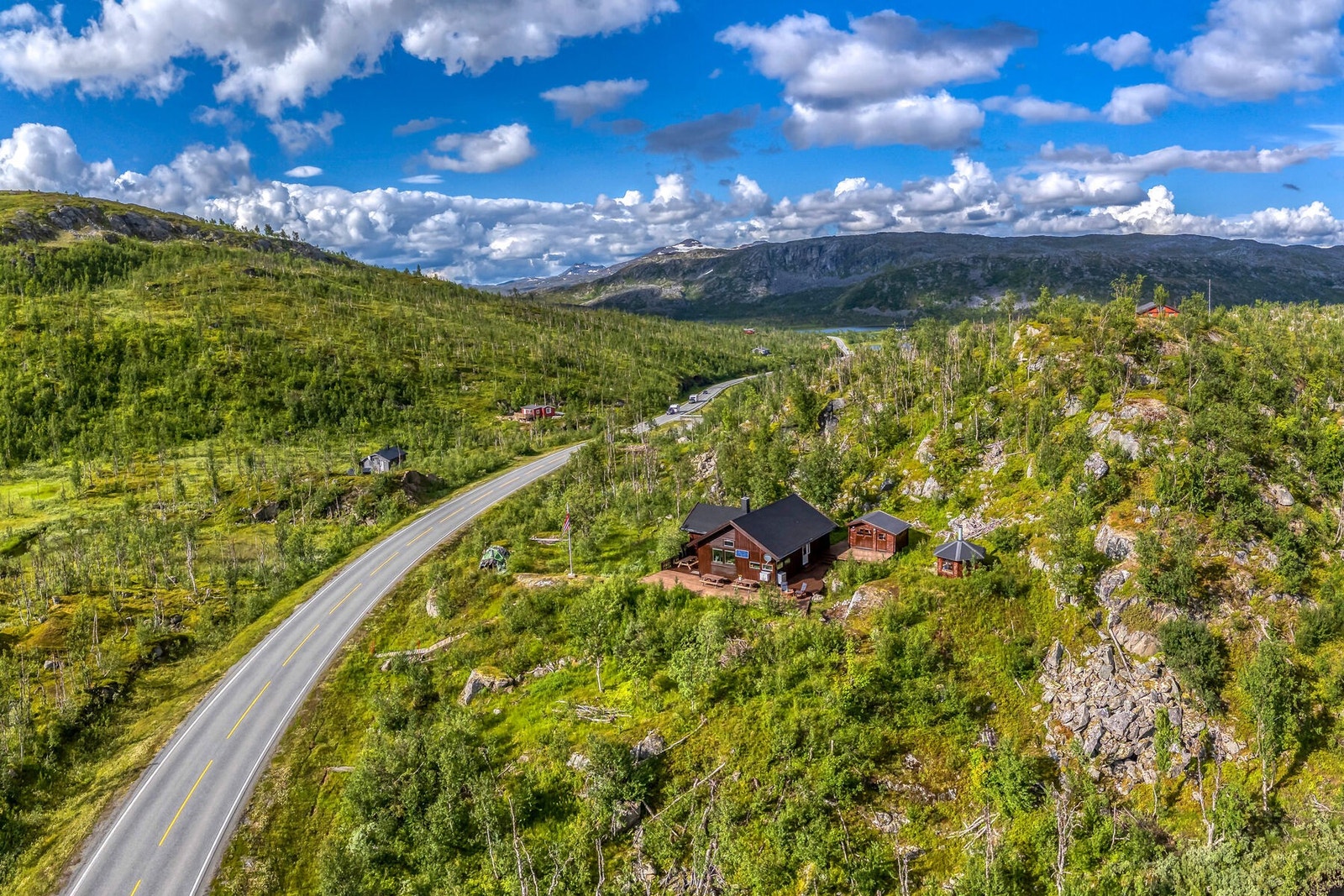 Herfra er det kort vei til flotte turområder, sommer som vinter. Galleribilde