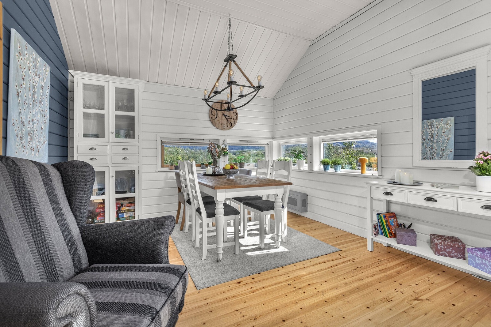Gjennomgående furugulv og trepanel på vegger og i himling. Galleribilde