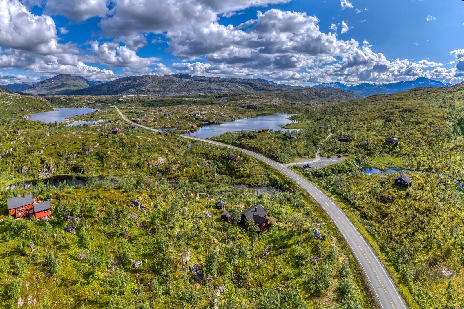 Beliggenhet i et etablert hytteområde med spredt bebyggelse. Galleribilde